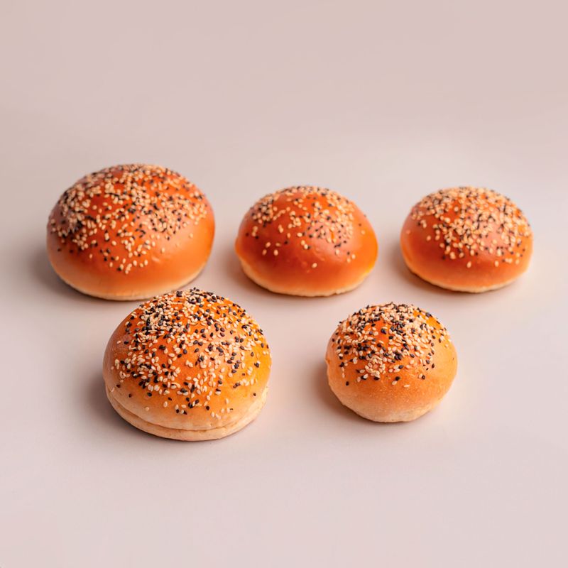 Mixed-sesame burger buns in different sizes, from small to large